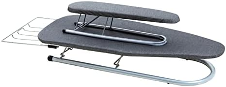 Une planche de table comporte un support pour le fer