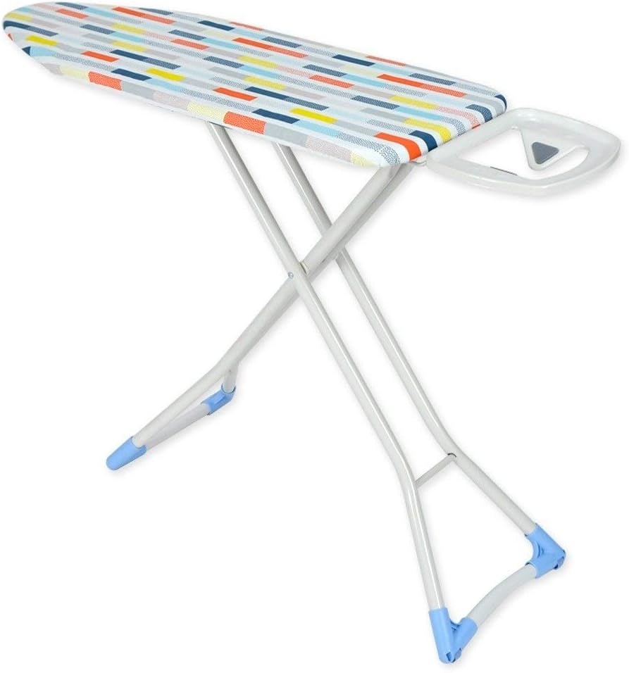 Decouvrez la table de repassage a surface permeable a la vapeur en coloris blanc et gris