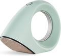Une poignee arrondie traverse le corps de ce petit fer vert pastel