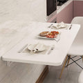 La table comporte des elements en bois