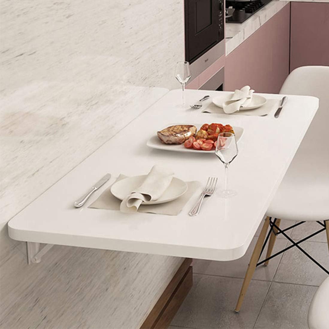 La table comporte des elements en bois