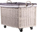 Un coffre a linge integre des roulettes