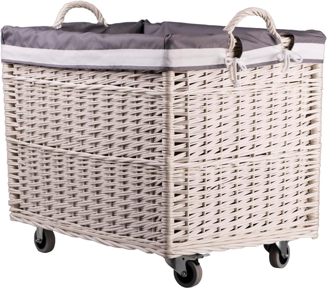 Un coffre a linge integre des roulettes