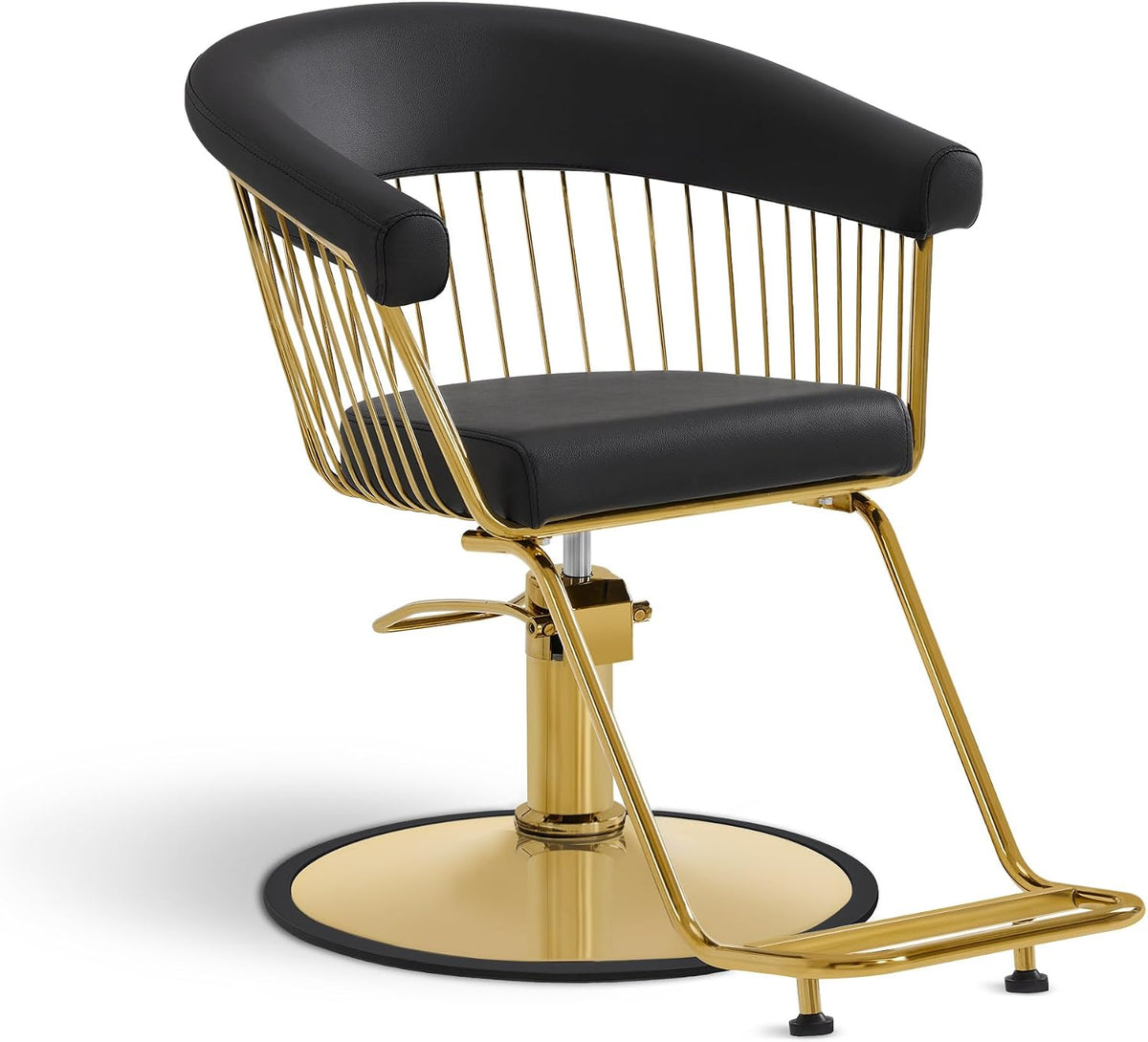 La chaise associe un format compact a des elements metalliques