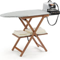 Une table de repassage reunit une hauteur reglable et une structure en bois massif